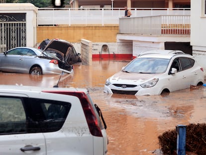 Una tromba de agua ha provocado la inundación de calles y bajos en algunas zonas de Benicàssim.