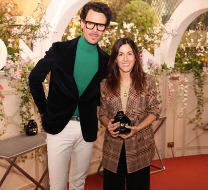 El diseñador Juan Avellaneda y Celia Hernando, Head of PR and Influencer Marketing de Coty Luxury, en la entrega del Premio Más Allá del Género para Gucci Mémoire d'une Odeur.