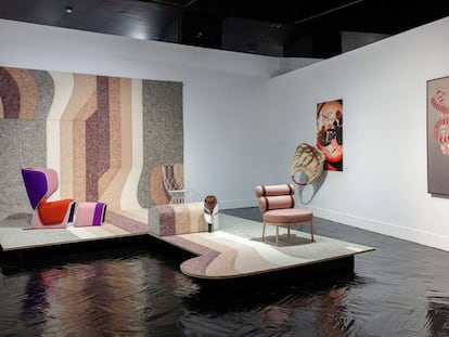 Vista de uno de los bodegones del Madrid Design Festival con la silla Roll de Kettal en primer plano y la butaca Gender de Cassina al fondo sobre alfombra Nuances de GAN tejida con un 80% de lana reciclada.