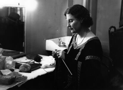 La soprano noruega Kirsten Flagstad, tejiendo en su camerino de Covent Garden, Londres.