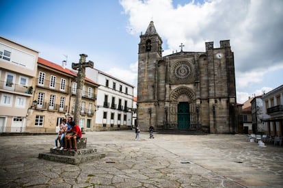 Exterior de la iglesia de San Martiño, en Noia, erigida en 1434 por iniciativa del arzobispo Lope de Mendoza.