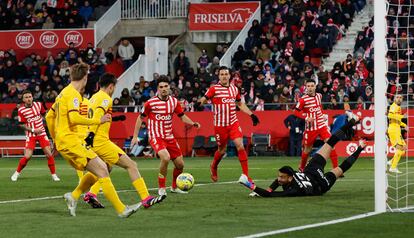 Pedri anota el primer gol del partido para el Barcelona.