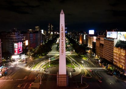 Una vista aérea del obelisco de Buenos Aires iluminado con la frase 'reza por mí' (en español) en honor al Papa Francisco el 21 de abril de 2025 en Buenos Aires, Argentina. El Papa Francisco, Jefe de la Iglesia Católica durante 13 años, falleció a los 88 años. Nacido Jorge Mario Bergoglio en Argentina, fue el primer Papa de la Compañía de Jesús y el primero de América.