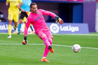 Sergio Asenjo pasa el balón durante el partido entre el Villarreal y el Atlético en el Wanda el pasado 3 de octubre.
