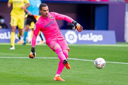 Sergio Asenjo pasa el balón durante el partido entre el Villarreal y el Atlético en el Wanda el pasado 3 de octubre.