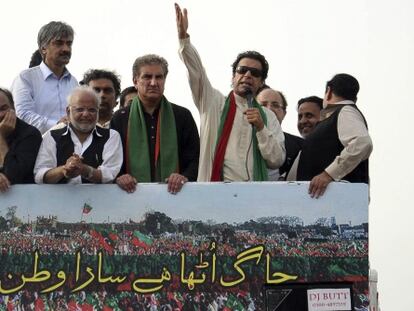 Imran Jan saluda a sus simpatizantes durante una manifestaci&oacute;n convocada en Gujranwala este viernes 