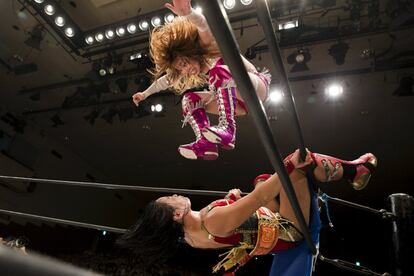 Wrestler Kairi Hojo jumps at her opponent  Mieko satomura during their Stardom female professional wrestling show at Korakuen Hall in Tokyo, Japan, July 26, 2015. Professional women's wrestling in Japan means body slams, sweat, and garish costumes. But Japanese rules on hierarchy also come into play, with a culture of deference to veteran fighters. The brutal reality of the ring is masked by a strong fantasy element that feeds its popularity with fans, most of them men. REUTERS/Thomas Peter   SEARCH "WOMEN WRESTLERS" FOR THIS STORY. SEARCH "THE WIDER IMAGE" FOR ALL STORIES