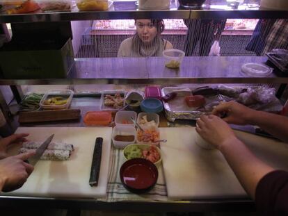 Puesto de sushi y productos japoneses YokaLoka en el tradicional mercado de Antón Martín de Madrid.