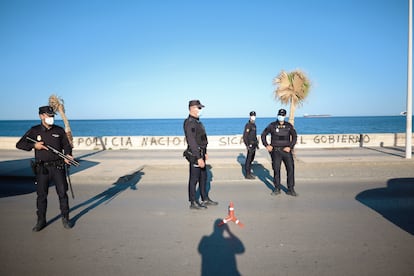 Agentes de Policía Nacional durante un control en La Línea. 