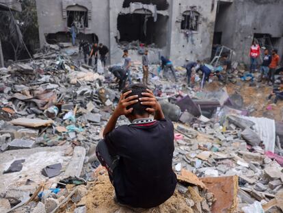 A child in front of the remains of a building destroyed after an Israeli attack in Rafah, in the south of the Gaza Strip.