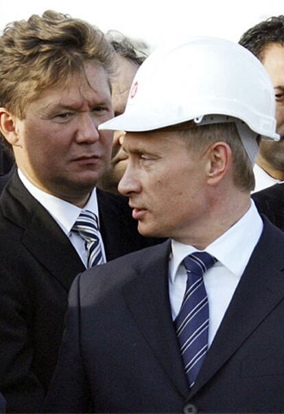 Vladímir Putin (derecha) y Alexei Miller, director de Gazprom, el pasado noviembre en el pozo de gas de Durusu, en Turquía.