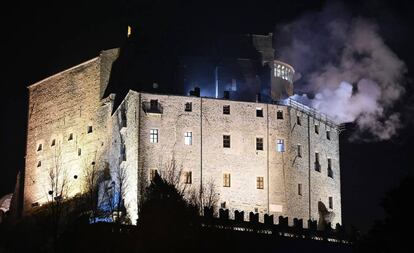 La abad&iacute;a de San Miguel, en el Piamonte (Italia), la madrugada de este jueves.