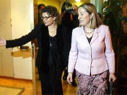 La consejera de Sanidad, Marina Geli, y la ministra Ana Pastor, durante la entrevista que celebraron ayer en Barcelona.