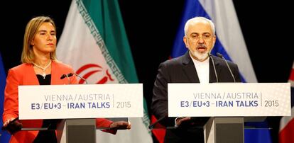 El ministro de Exteriores iran&iacute;, Javad Zarif, comparece con Federica Mogherini, en julio de 2015 en Viena.