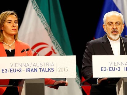 El ministro de Exteriores iran&iacute;, Javad Zarif, comparece con Federica Mogherini, en julio de 2015 en Viena.