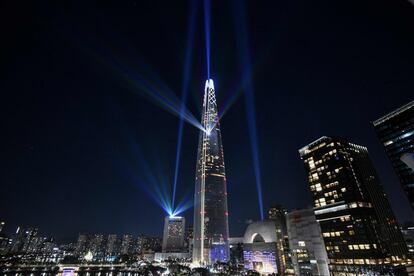 Espectáculo de luces en el rascacielos Lotte World Tower, en Seúl (Corea del Sur).