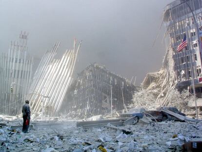 Un hombre contempla entre los escombros las ruinas de las Torres Gemelas tras su derrumbe por los ataques del 11-S.