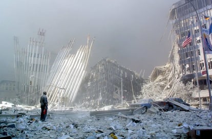 Un hombre contempla entre los escombros las ruinas de las Torres Gemelas tras su derrumbe por los ataques del 11-S.