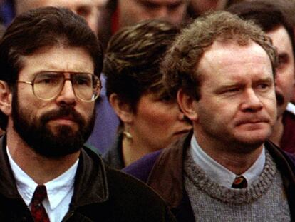 Martin McGuinness (der.), junto a Gerry Adams, en el entierro de un miembro del IRA en 1993.