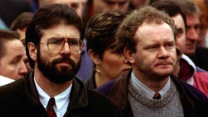 Martin McGuinness (der.), junto a Gerry Adams, en el entierro de un miembro del IRA en 1993.