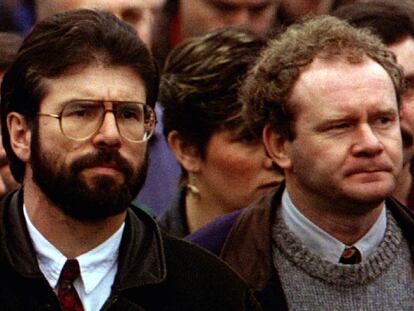 Martin McGuinness (der.), junto a Gerry Adams, en el entierro de un miembro del IRA en 1993.
