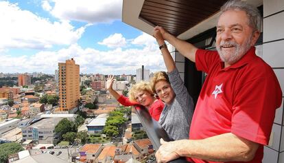 Lula da Silva y su esposa con Dilam Rousseff el pasado 5 de marzo.