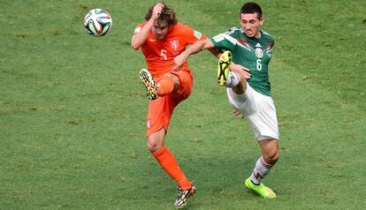 Daley Blind en pugna con el mexicano Herrera.