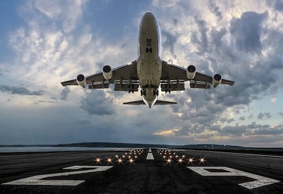 Despegue de un avión al atardecer.