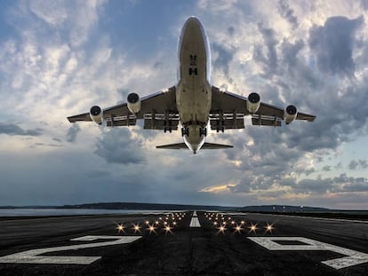 Despegue de un avión al atardecer.