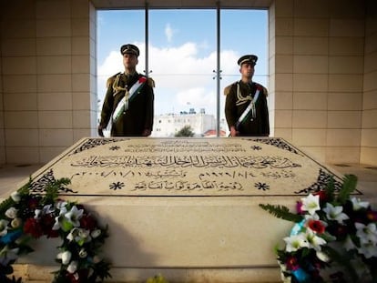 Dos guardias de honor en el mausoleo de Arafat en Ramala en 2009.