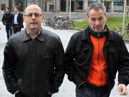 Juan Karlos Izagirre (izquierda) acompa&ntilde;a a Josetxo Ibazeta el d&iacute;a que &eacute;ste declara como imputado en el &#039;caso Uxotegi&#039;.