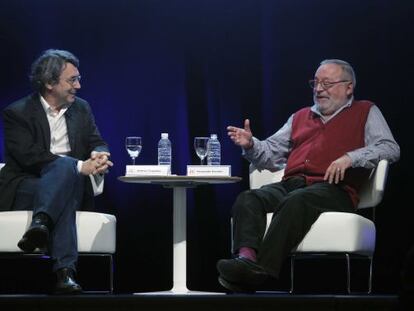 Andres Trapiello conversa con Fernando Savater anoche en Bilbao