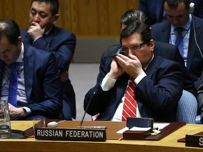 Membro da delegação russa fala por celular durante uma Assembleia da ONU, em Nova York.