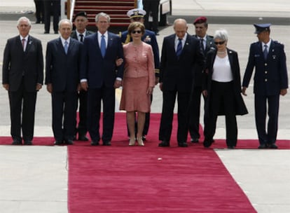 El presidente de Israel, Simón Peres, y su primer ministro, Ehud Olmert, reciben en el aeropuerto de Tel Aviv al presidente estadounidense, George W. Bush.