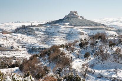 <a href="https://www.morella.net/morellaturistica/" rel="nofollow" target="_blank">El clima mediterráneo de alta montaña de Morella</a>, al norte de la provincia de Castellón, limítrofe con Teruel, coronada por su castillo y abrazada por 14 torres y kilómetro y medio de murallas, se traduce en veranos frescos y en inviernos con nieve. Varias rutas de senderismo que parten del pueblo, y otras que recorren <a href="http://www.elsports.es/va/inici/" rel="nofollow" target="_blank">la comarca de Els Ports</a>, desde la Tinença de Benifassa hasta Vilafranca, permiten disfrutar de los meses más fríos del año. Ríos, pueblos a más de 1.000 metros de altitud, montañas y mucho verde que torna a blanco sobre todo en enero y febrero.