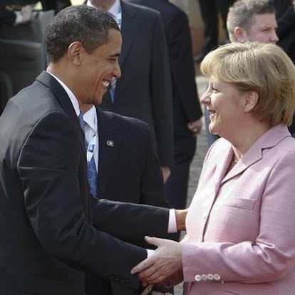 El presidente Barack Obama saluda a la canciller Ángela Merkel en Baden Baden