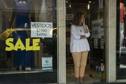 Liquidación en un comercio de ropa en Buenos Aires.