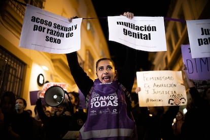 La cabecera de la manifestación de Sevilla ha llegado poco antes de las 20.45 al punto final de la marcha, en la Casa de la Sirena en el paseo de la Alameda. Y ha terminado con consignas feministas y gritos pidiendo la dimisión de la ministra Irene Montero, una petición que solo se había escuchado en el arranque de la marcha.