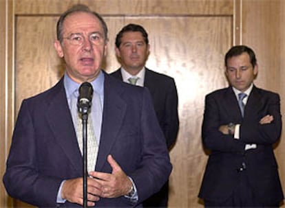 Rodrigo Rato, durante la toma de posesión, ayer, de su jefe de gabinete, Jaime Pérez Renovales (derecha).