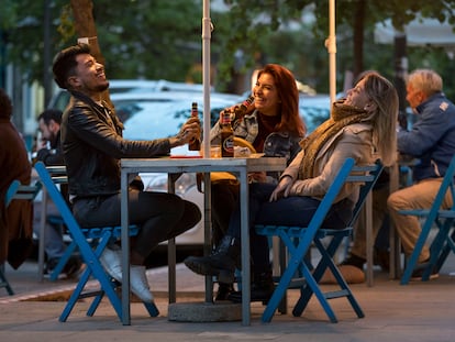 Ambiente en una terraza en el centro de Valencia, el 26 de abril.