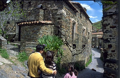 Patones es un exponente de la arquitectura negra, aunque la pizarra utilizada, más que negra, muestra una rica gama de colores pardos, ocres, rojos óxido y grises.