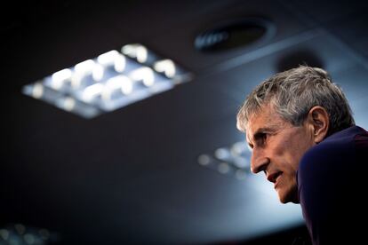 El técnico del Barcelona, Quique Setién, durante la rueda de prensa previa al partido contra la Real Sociedad.