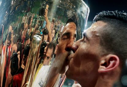 Fabian Balbuena, do Corinthians, beija o troféu do campeonato Paulista no estádio Allianz Parque, em São Paulo, no dia 8 de abril de 2018