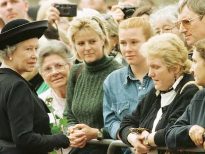 La reina Isabel de Inglaterra saluda a los ciudadanos que hacen cola ante el palacio de St James, en Londres, para firmar en el libro de condolencias por la muerte de la princesa Diana De Gales.