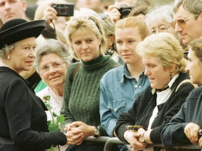 La reina Isabel de Inglaterra saluda a los ciudadanos que hacen cola ante el palacio de St James, en Londres, para firmar en el libro de condolencias por la muerte de la princesa Diana De Gales.