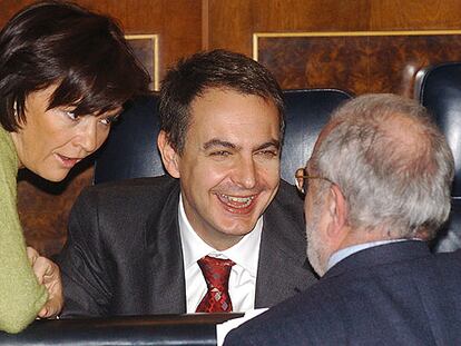 José Luis Rodríguez Zapatero charla con el diputado Jordi Pedret en presencia de Carmen Calvo ayer en el Congreso.