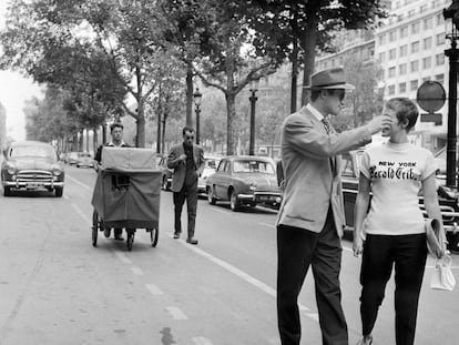 Rodaje de 'Al final de la escapada', con Coutard y Godard (con gafas oscuras), detrás de la pareja protagonista: Jean-Paul Belmondo y Jean Seberg.