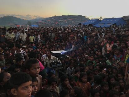 Un grupo de rohingyas ve una película sobre la importancia de la salud y la higiene cerca del campo de refugiados Tangkhali en Ukhiya (Bangladés).