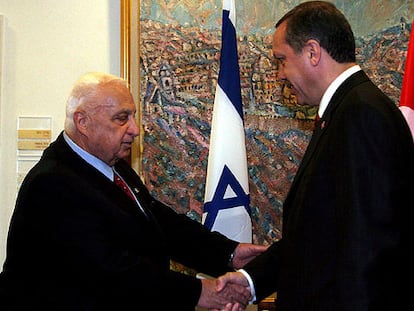 El primer ministro israelí, Ariel Sharon, saluda a su homólogo turco, Recep Tayyip Erdogan, ayer en Jerusalén.