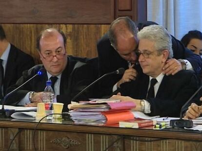El expresidente de la Generalitat Francisco Camps habla con su abogado, Javier Boix, durante la vista de ayer.
